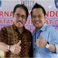 Direktur SJI, Ahmed Kurnia   Soeriawidjaja  bersama Lulusan Terbaik, Iyan Irwandi